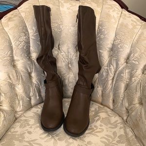 Ladies flat heeled boots